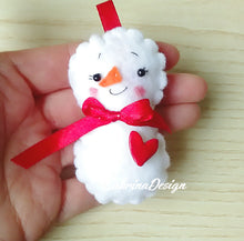 Carica l'immagine nel visualizzatore di Gallery, Pupazzo di neve in fetro, decorazioni albero, palline albero, decorazioni Natale feltro SabrinaDesign