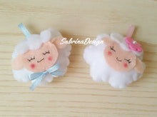 Load image into Gallery viewer, Bomboniera pecorella bimbo, bomboniera battesimo SabrinaDesign