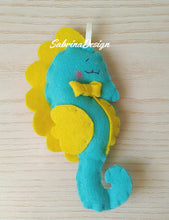 Carica l'immagine nel visualizzatore di Gallery, Bomboniera cavalluccio marino, bomboniera battesimo, bomboniera nascita, cavalluccio marino bimbo, bomboniere feltro SabrinaDesign