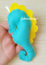 Carica l'immagine nel visualizzatore di Gallery, Bomboniera cavalluccio marino, bomboniera battesimo, bomboniera nascita, cavalluccio marino bimbo, bomboniere feltro SabrinaDesign