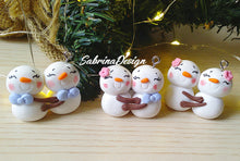 Carica l'immagine nel visualizzatore di Gallery, Coppia Pupazzi di neve, Natale lgbt, decorazione albero, regalo Natale, palline albero SabrinaDesign