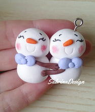 Carica l'immagine nel visualizzatore di Gallery, Coppia Pupazzi di neve, Natale lgbt, decorazione albero, regalo Natale, palline albero SabrinaDesign