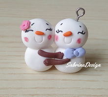 Carica l'immagine nel visualizzatore di Gallery, Coppia Pupazzi di neve, Natale lgbt, decorazione albero, regalo Natale, palline albero SabrinaDesign