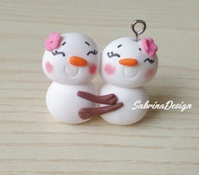 Carica l'immagine nel visualizzatore di Gallery, Coppia Pupazzi di neve, Natale lgbt, decorazione albero, regalo Natale, palline albero SabrinaDesign