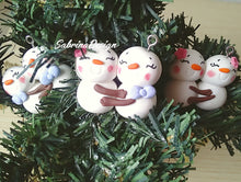Carica l'immagine nel visualizzatore di Gallery, Coppia Pupazzi di neve, Natale lgbt, decorazione albero, regalo Natale, palline albero SabrinaDesign