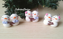 Carica l'immagine nel visualizzatore di Gallery, Coppia Pupazzi di neve, Natale lgbt, decorazione albero, regalo Natale, palline albero SabrinaDesign
