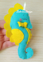 Carica l'immagine nel visualizzatore di Gallery, Bomboniera cavalluccio marino, bomboniera battesimo, bomboniera nascita, cavalluccio marino bimbo, bomboniere feltro SabrinaDesign
