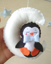 Load image into Gallery viewer, Giostrina culla pinguini, giostrina con musica, giostrina stelle e nuvole