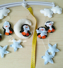 Load image into Gallery viewer, Giostrina culla pinguini, giostrina con musica, giostrina stelle e nuvole