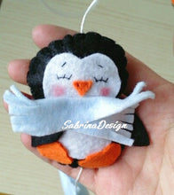 Load image into Gallery viewer, Giostrina culla pinguini, giostrina con musica, giostrina stelle e nuvole