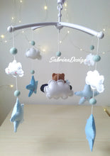 Load image into Gallery viewer, Giostrina culla orsetto aviatore, giostrina con musica, giostrina nuvolette SabrinaDesign