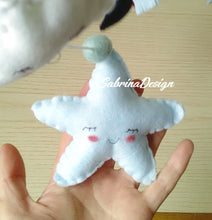 Load image into Gallery viewer, Giostrina culla orsetto aviatore, giostrina con musica, giostrina nuvolette SabrinaDesign